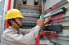 Nhân viên bảo hành hệ thống tủ điện